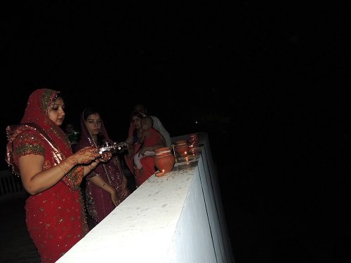 करवा चौथ Karva Chauth women performing pooja